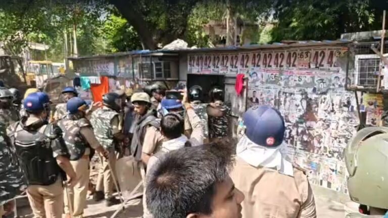 लखनऊ में वकीलों के चैंबरों पर चला बुलडोजर, कार्रवाई को लेकर बढ़ा विवाद