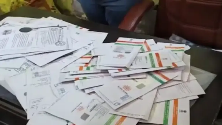 बंगाल में TMC कार्यालय से 100 से ज्यादा आधार कार्ड बरामद, अवैध जमीन सौदों के दस्तावेज मिलने से मचा हड़कंप
