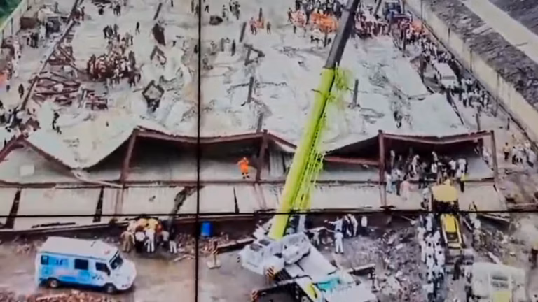 Kolkata Warehouse Collapse: 11 लोगों की मौत, मलबे में अब भी फंसे कई मजदूर; सेना ने खोज अभियान में उतारा हाईटेक रडार