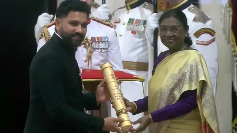 राष्ट्रपति भवन में भावुक कर देने वाला पल! रोहित शर्मा को मिला पद्मश्री, पत्नी रितिका का गर्व भरा रिएक्शन हुआ वायरल
