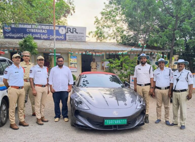 Hyderabad Viral Video: लग्जरी कार चलाते नाबालिग का वीडियो हुआ वायरल, पिता हिरासत में; पुलिस ने गाड़ी भी की जब्त