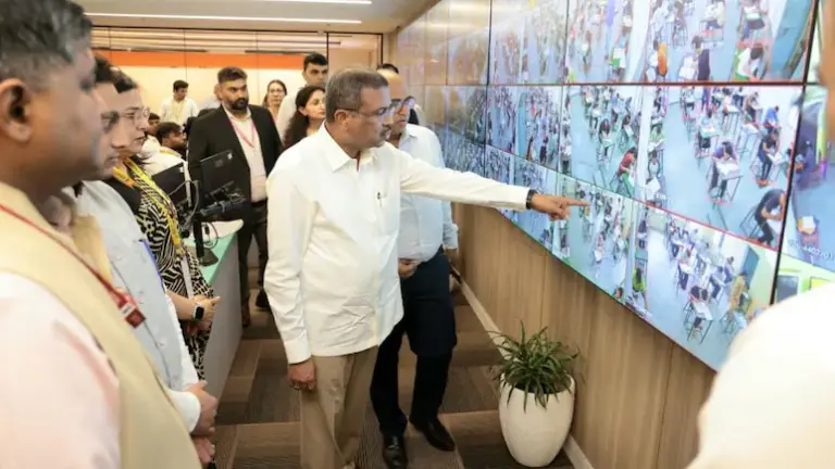 9 पसलियां टूटीं, फेफड़े में गंभीर चोट… फिर भी नहीं टूटा हौसला; एंबुलेंस के सहारे देने पहुंची NEET परीक्षा