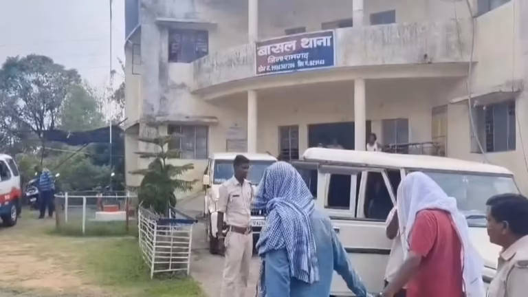 Ramgarh Crime News: प्रेमी-प्रेमिका का पीछा कर युवती से दुष्कर्म की कोशिश, सूझबूझ से बची जान; CCTV से पकड़े गए दोनों आरोपी