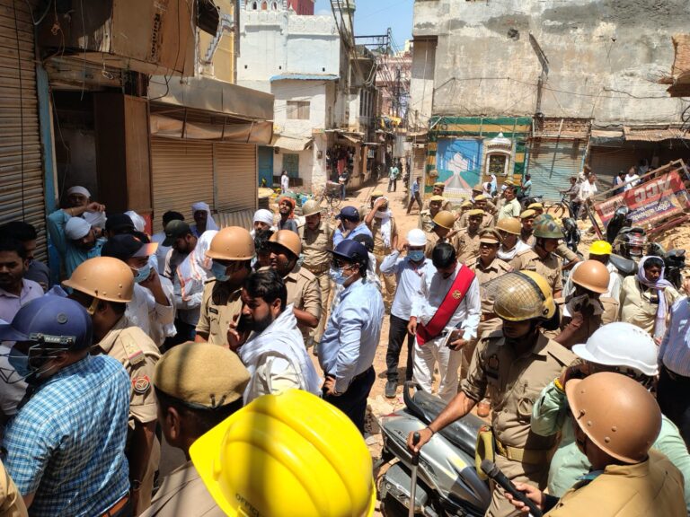 वाराणसी के दालमंडी में चला बुलडोजर, 13 मकान ध्वस्त; सड़क चौड़ीकरण और अवैध निर्माण हटाने की बड़ी कार्रवाई