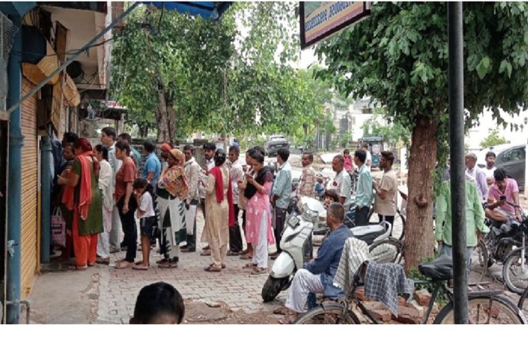 UP Ration News: अब राशन लेने वालों का होगा सम्मान, कोटेदार देंगे कुर्सी, पीने का पानी और गुड़-पेठा, सरकार उठाएगी पूरा खर्च