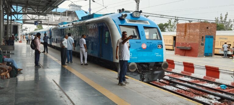 देश की पहली हाइड्रोजन ट्रेन में सिर्फ 20 यात्रियों ने किया सफर, 25 रुपये के किराए में मिली मेट्रो जैसी सुविधाएं, यात्रियों ने कहा- यह है भविष्य की रेल यात्रा