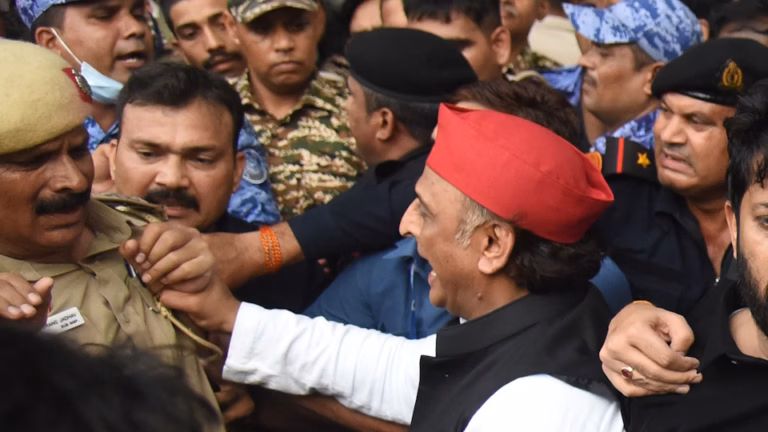 Akhilesh Yadav का भाजपा सरकार पर बड़ा हमला, बोले- सादे कपड़ों में लाठीचार्ज करने वालों की पहचान उजागर करें, नहीं तो उठेंगे गंभीर सवाल
