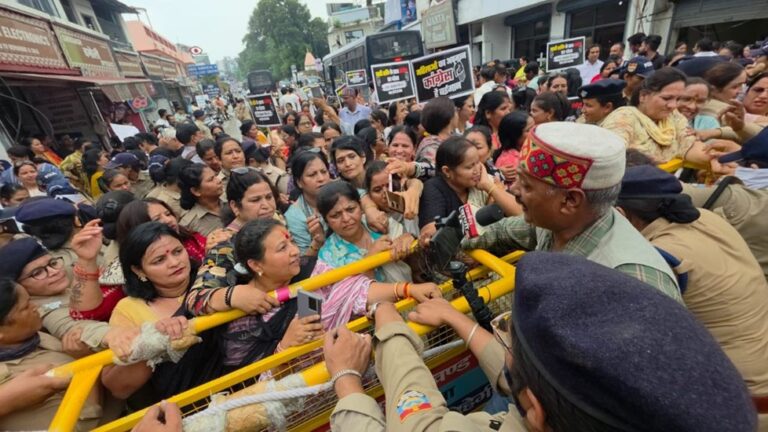 Rahul Gandhi Dehradun Visit: राहुल गांधी के देहरादून दौरे पर भाजपा महिला मोर्चा का बड़ा विरोध, CMI चौक पर प्रदर्शन के बाद कई कार्यकर्ता हिरासत में