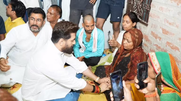 भरत तिवारी केस में परिवार से मिले चिराग पासवान, पिता का दावा- ‘3-4 दिन में होगी कार्रवाई’; केंद्रीय मंत्री ने न्याय का दिलाया भरोसा