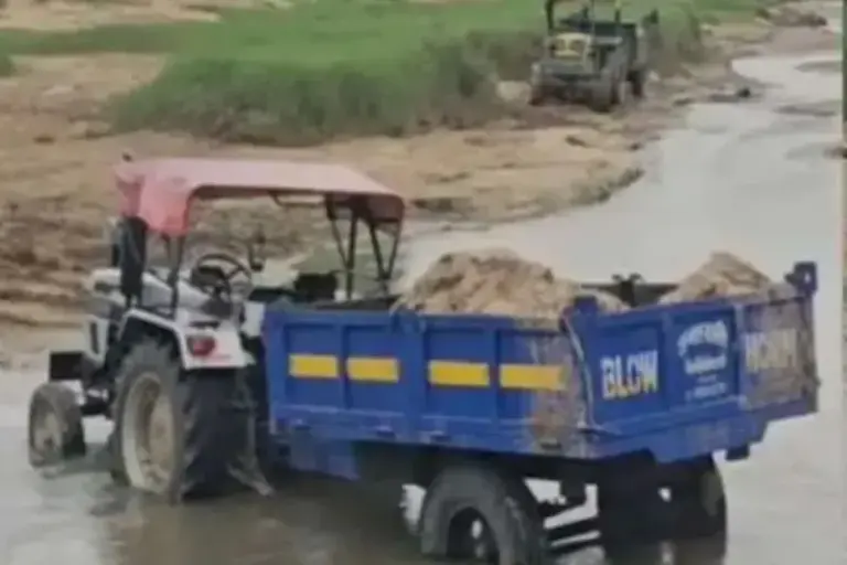 कोरिया ट्रिपल मर्डर के बाद एक्शन में खनिज विभाग, चिरमी घाट से अवैध रेत परिवहन करते 5 वाहन जब्त; 25-25 हजार जुर्माना भी लगेगा