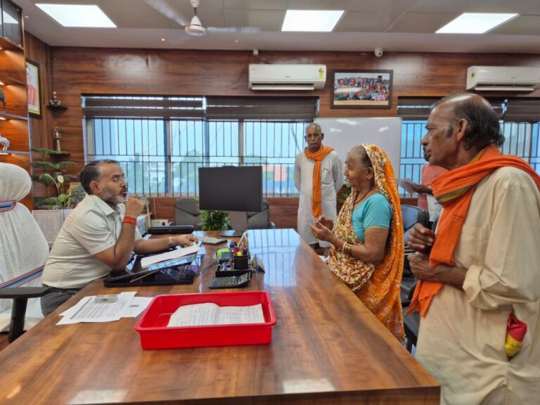 गिरिडीह में जनता दरबार: DC रामनिवास यादव ने सुनीं लोगों की समस्याएं, अधिकारियों को दिए समयबद्ध समाधान के सख्त निर्देश