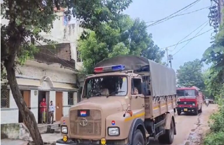 झांसी में रात के अंधेरे में पुलिस का बड़ा ऑपरेशन! ड्रोन से पूरे गांव की निगरानी, महिलाओं समेत 300 लोगों के हिरासत में लिए जाने की खबर