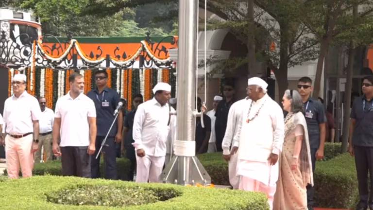वंदे मातरम पर कांग्रेस में क्यों मचा घमासान? राहुल-सोनिया के इशारे से गरमाया मामला, BJP के हमले के बाद जयराम रमेश ने दी सफाई