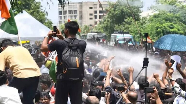 झारखंड छात्र आंदोलन में बवाल! आखिरी बैरिकेड तोड़ विधानसभा की ओर बढ़े प्रदर्शनकारी, पुलिस ने किया लाठीचार्ज