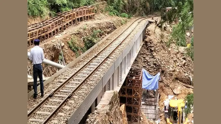 कालका-शिमला रेलवे ट्रैक पर बड़ा खतरा! पटरी के नीचे धंसी जमीन, 10 ट्रेनें रद्द; 400 से ज्यादा यात्री सुरक्षित निकाले गए