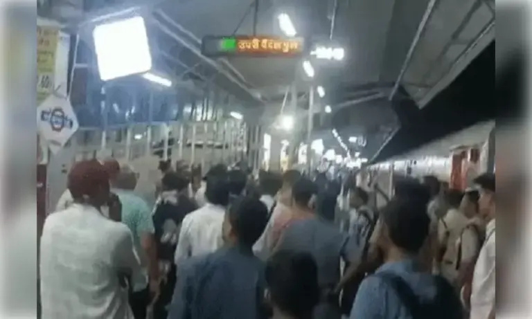 ट्रेन में खाना खाते ही 20 बच्चों की तबीयत बिगड़ी, मंगला लक्षद्वीप एक्सप्रेस खंडवा में रोकी गई; फूड पॉइजनिंग की आशंका