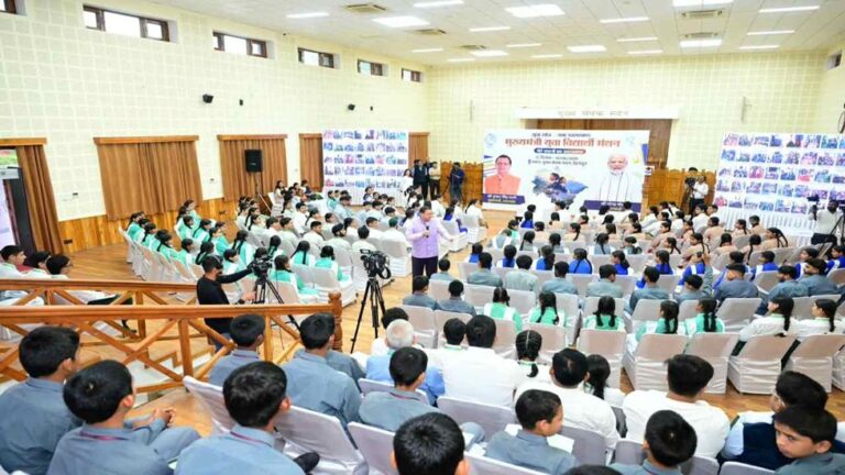 उत्तराखंड के छात्रों की आवाज से बनेगी नई नीतियां! CM धामी का बड़ा ऐलान, 140 मेधावी बच्चों की पढ़ाई का खर्च उठाएगी सरकार