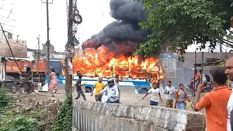 पटना में सड़क हादसे के बाद भड़की हिंसा, बस और पुलिस की 3 गाड़ियों में लगाई आग, 10 किमी लंबा जाम; इलाके में भारी तनाव