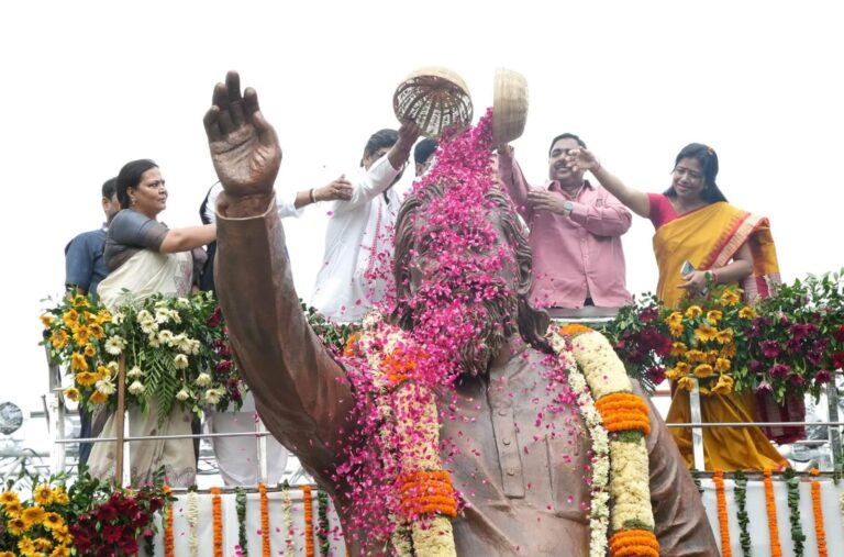 नेमरा से दिशोम गुरु को भावभीनी श्रद्धांजलि: शिबू सोरेन की आदमकद प्रतिमा का अनावरण, CM हेमंत ने दी ₹5 करोड़ की विकास योजनाओं की सौगात