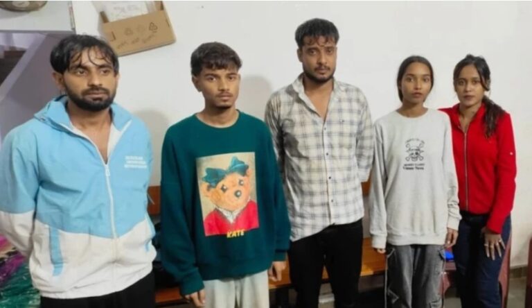 पुलिस ने रोका, फिर भी स्टॉपर तोड़कर उफनती नदी में घुसा दी कार, कान्हा जा रहे 5 दोस्तों की जान पर बनी; रात में रेस्क्यू कर सभी को बचाया