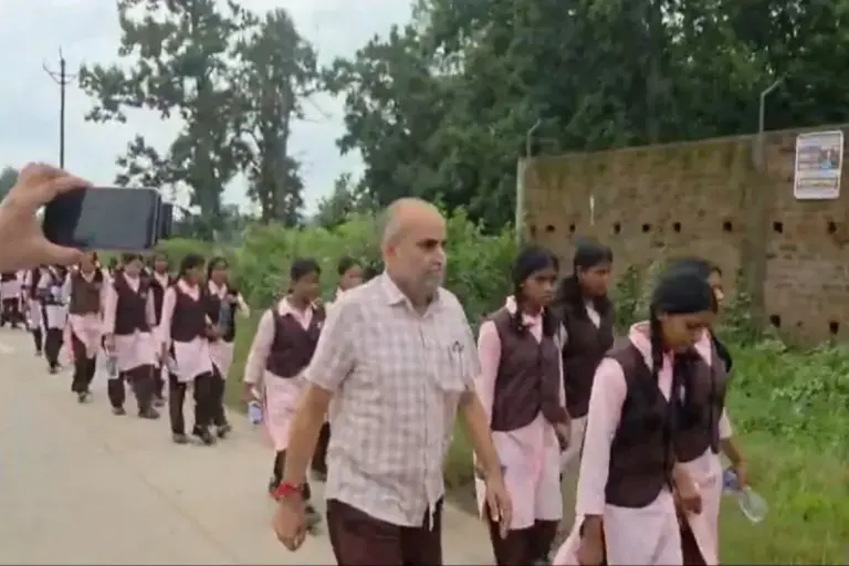 Surguja News: बिजली-पानी और टीचर की कमी से परेशान 100 छात्राएं 20 किमी पैदल निकलीं, कलेक्टर से लगाई गुहार