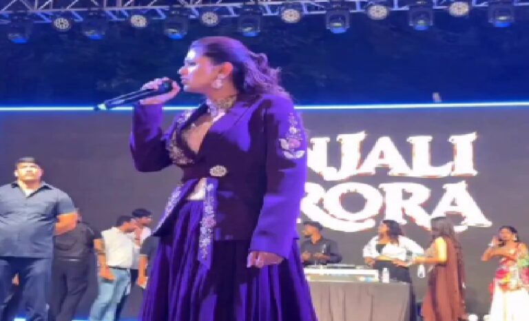 Anjali Arora Controversy: ‘कच्चा बादाम’ गाना बजते ही भड़कीं अंजलि अरोड़ा! 15 मिनट में छोड़ा स्टेज, आयोजक ने दी कानूनी कार्रवाई की चेतावनी