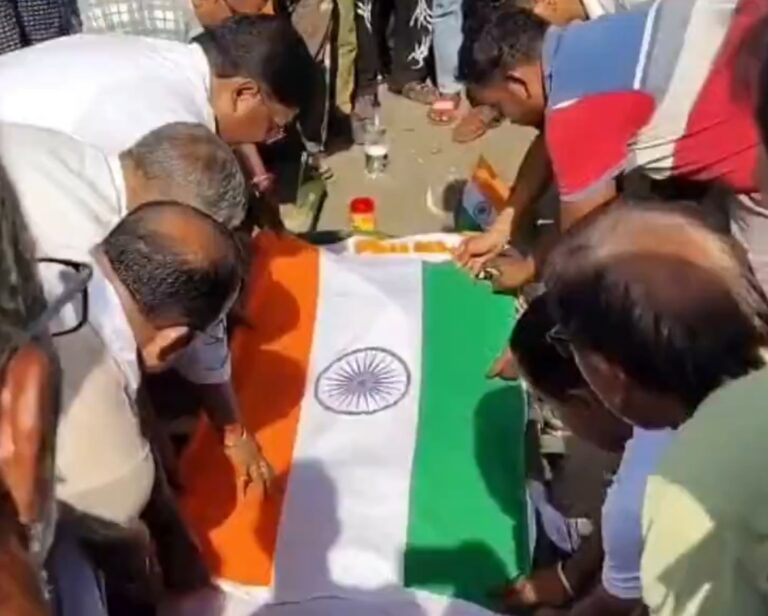 सूरजपुर में SF-6 जवान की मौत पर उठे सवाल, शव सड़क पर रखकर प्रदर्शन; परिजनों ने जताई हत्या की आशंका