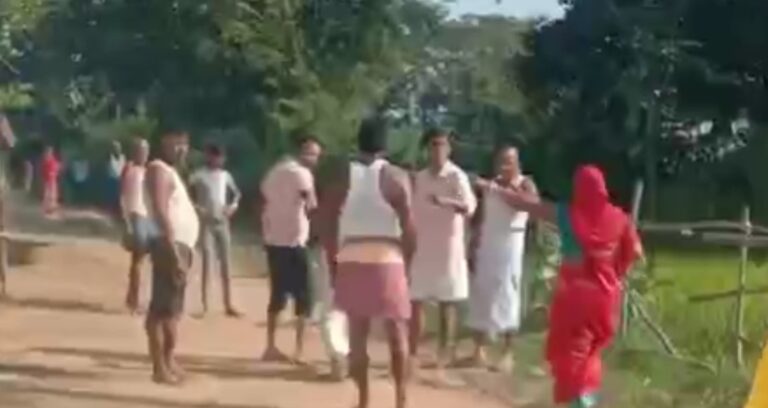 Giridih Crime News: गिरिडीह में परिवार पर हमला, छेड़खानी और आगजनी का आरोप, 8 लोगों के खिलाफ पीड़िता ने थाने में दी शिकायत