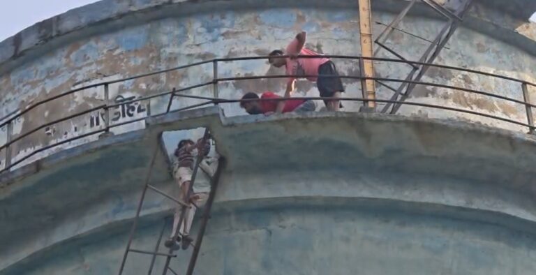 Giridih News: 4 साल के मासूम को लेकर 120 फीट ऊंची पानी की टंकी पर चढ़ा युवक, जमीन विवाद में 3 घंटे तक चला हाई वोल्टेज ड्रामा